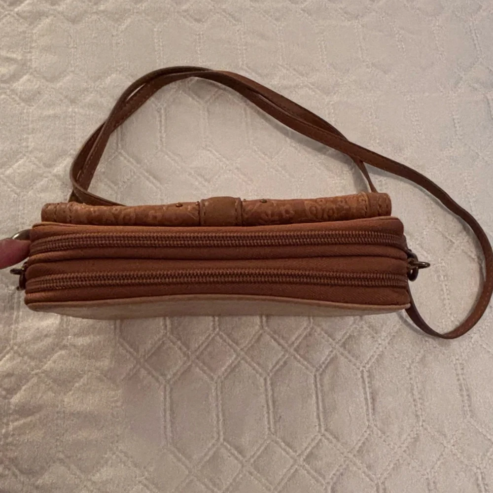 The Sak Brown Leather Crossbody Bag - Picture 4 of 7